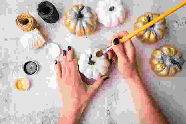 pumpkin painting DIY fall home décor