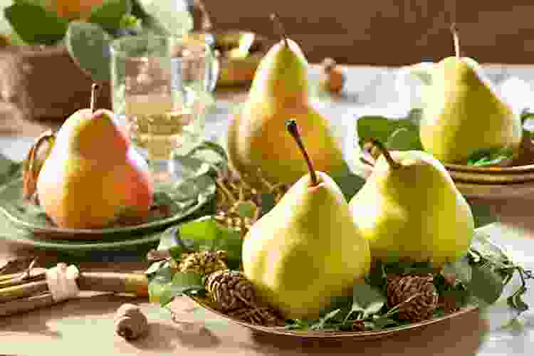 A fruity Thanksgiving table decor idea is to use pears.