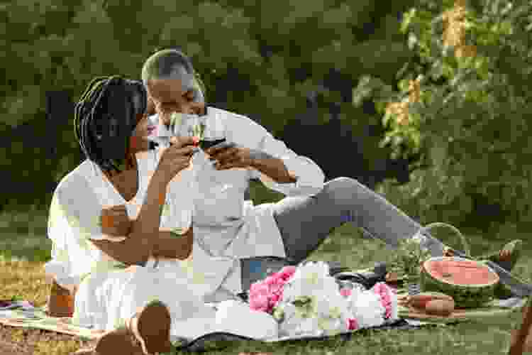 couple enjoying picnic date in the park