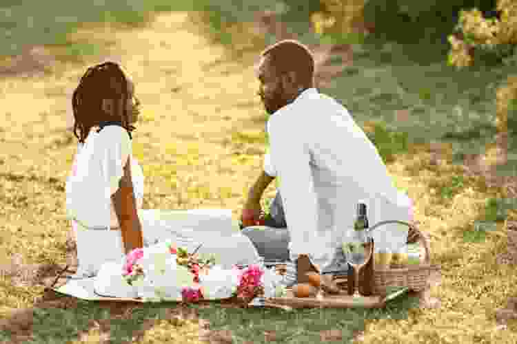 couple on picnic date