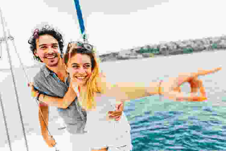 couple sailing on the bay together in New Jersey