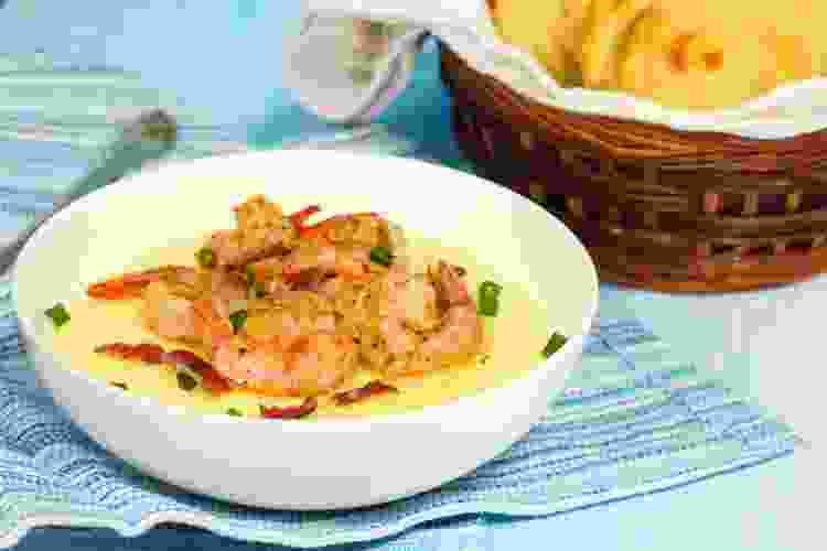 bowl of shrimp and grits New Orleans food