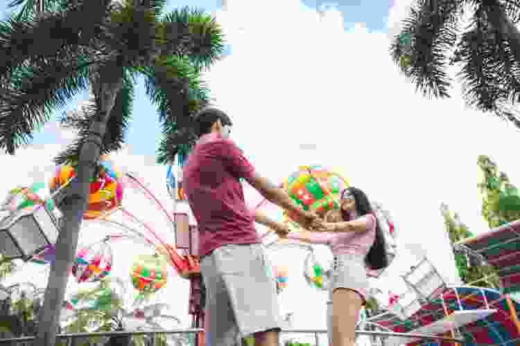 couple dancing around theme park