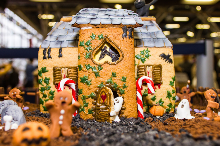 halloween gingerbread house