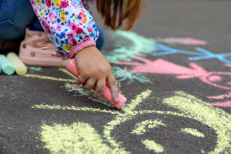 kids chalk drawing fall activity