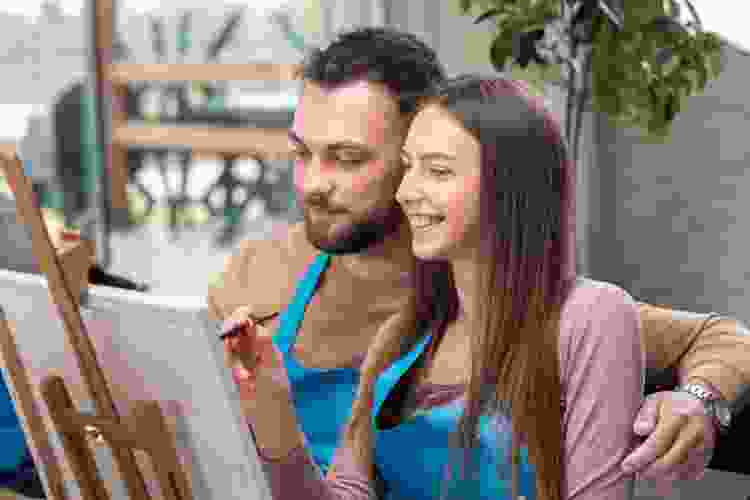 couple in paint and sip class