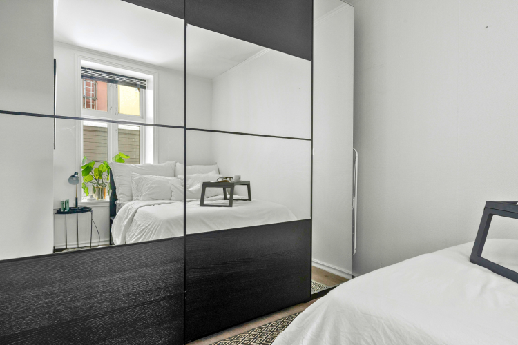 Small bedroom with mirrors