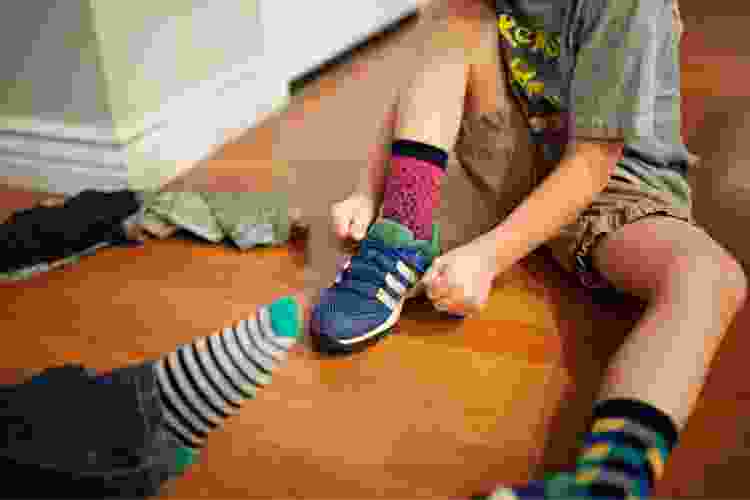 kid ties shoes