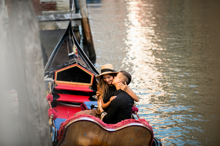couple venice sitting gondola