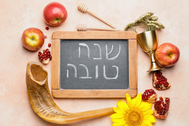 board that says shana tovah in hebrew
