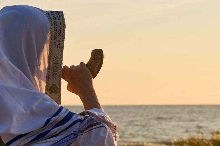 Rabbi blowing the shofar on Rosh Hashanah