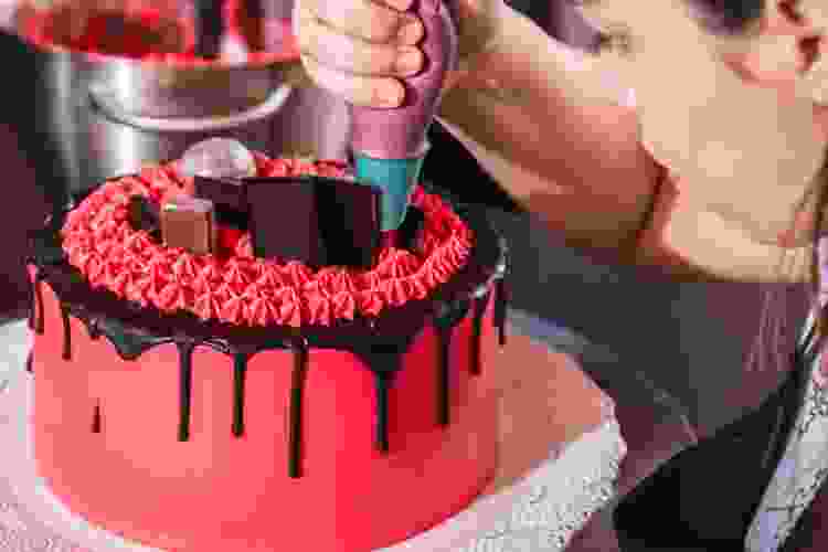decorating cake