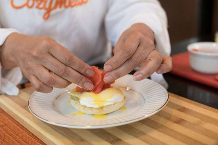 Cooking classes are a great second date idea for foodies.