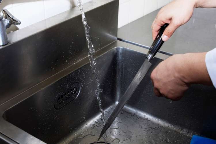 wash a knife immediately when you learn how to wash a knife 