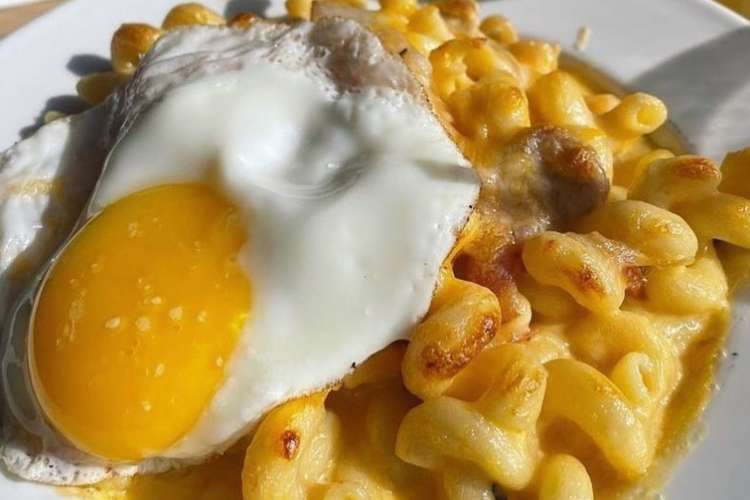 macaroni and cheese with an egg on top