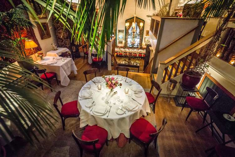 elegant dining room at la grenouille nyc