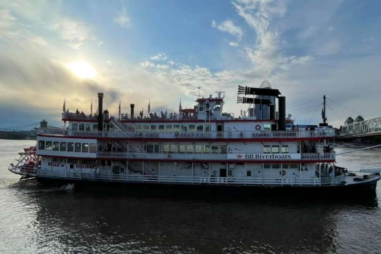 Set sail on the Ohio River for a beautiful and relaxing team building activity in Cincinnati. 