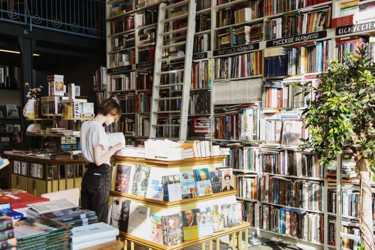 A bookstore trip is a great first date idea.