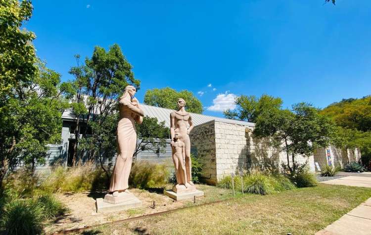 visit umlauf sculpture garden for a fun date idea in austin