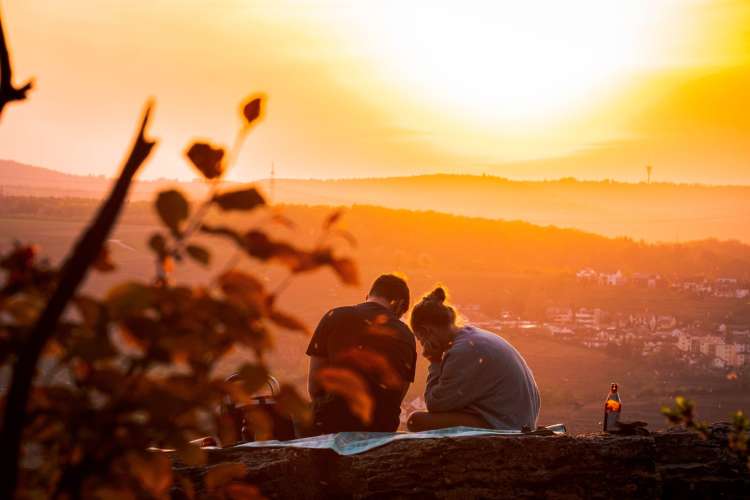 Sunset picnics are romantic third date ideas.