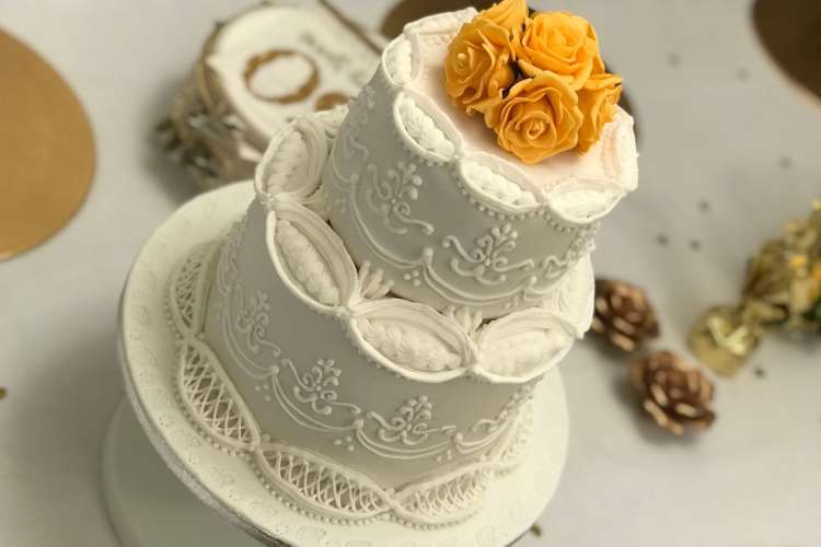 An elegant cake is a great 50th wedding anniversary idea