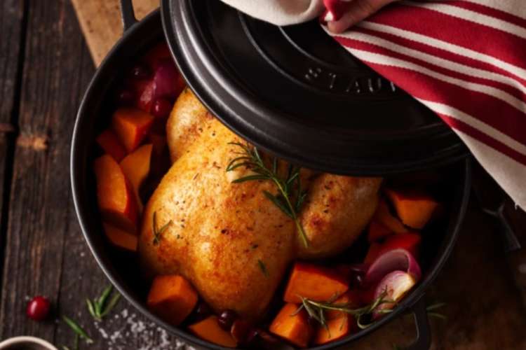 Staub Round Cocotte 5.5 QT in black