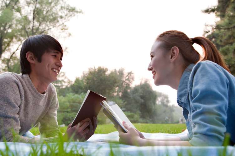 Discussing a book together is a fulfilling last-minute date idea.