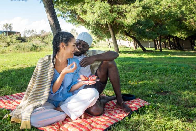 A picnic is a cute second date idea. 