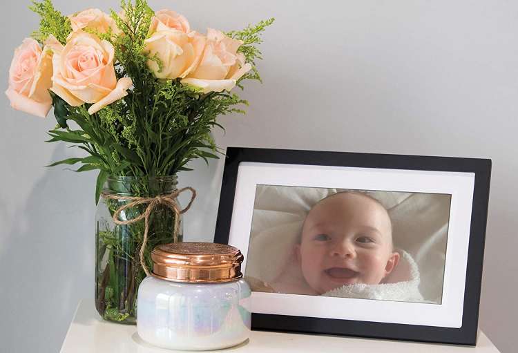 digital picture frames make thoughtful gifts for seniors