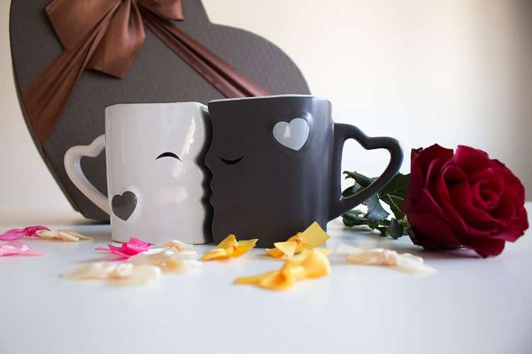 kissing face mugs are an adorable long distance relationship gift