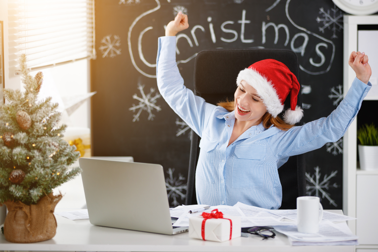 Virtual Holiday Party Invitations: Examples & Tips for 2024