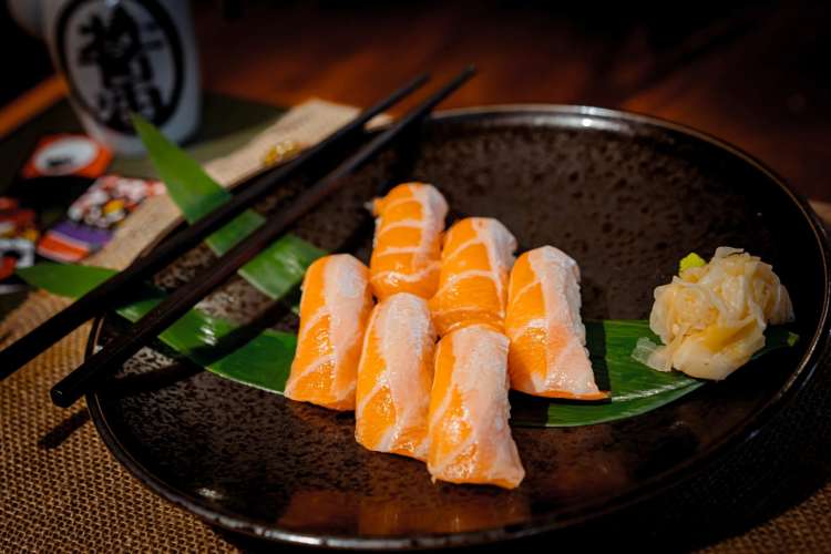 salmon nigiri