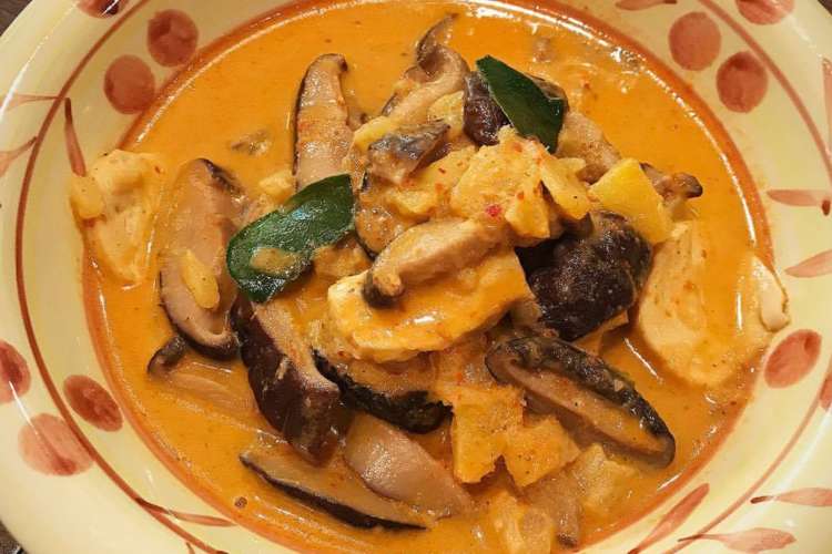 Thai pineapple mushroom curry