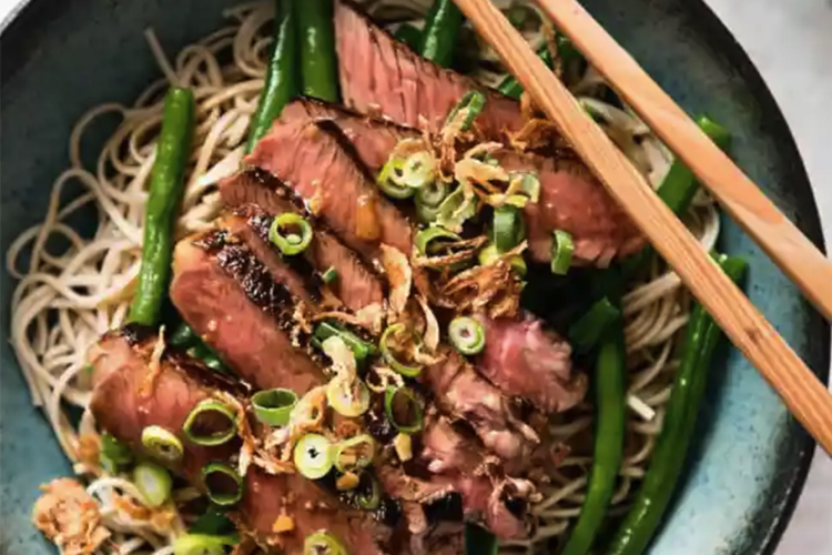 beef soba noodles with green beans is a quick and nutritious weeknight dinner