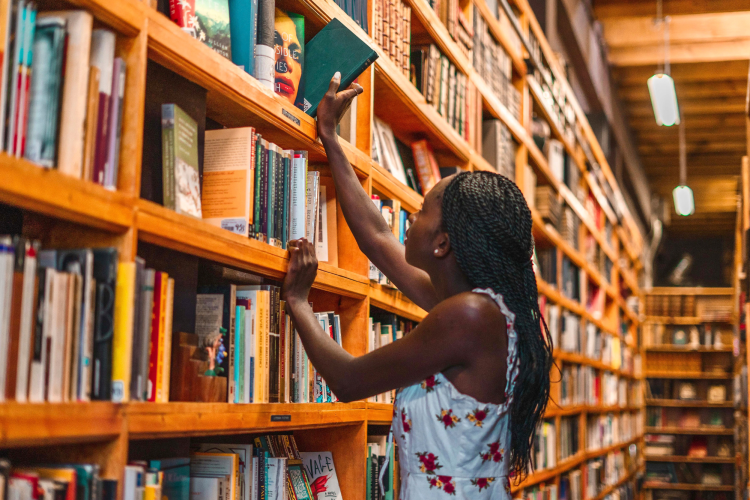 visiting a bookstore is a cute first date idea in chicago