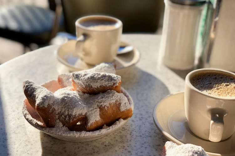 beignets at cafe du monde