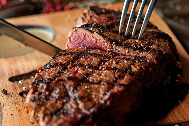 knife slicing coulotte steak