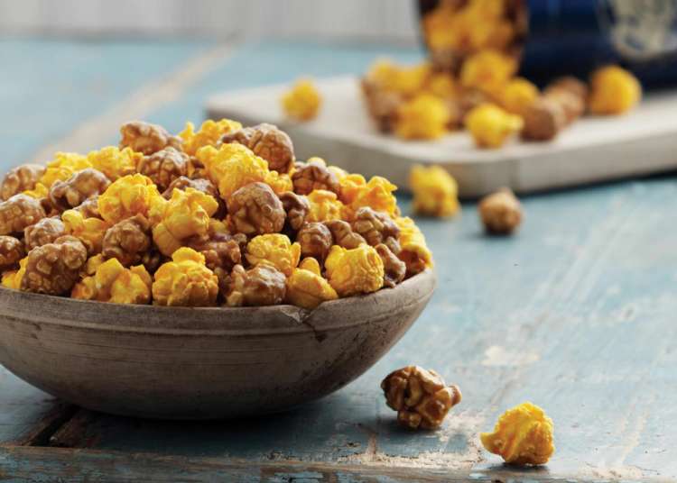 A serving of the Garrett Mix popcorn from Garrett Popcorn, a scrumptious Chicago food