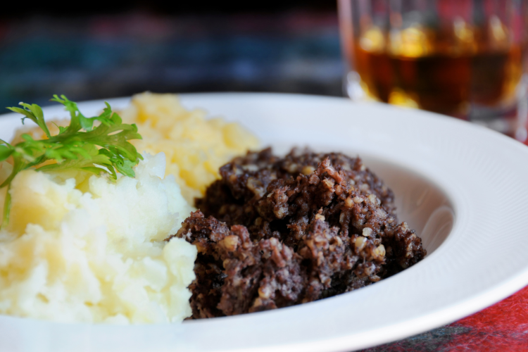 haggis with mashed potatoes