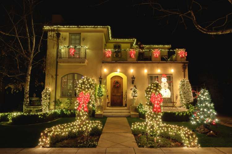 see the holiday lights for a fun winter date idea