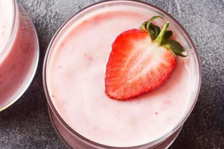 keto strawberry smoothie is a quick strawberry dessert