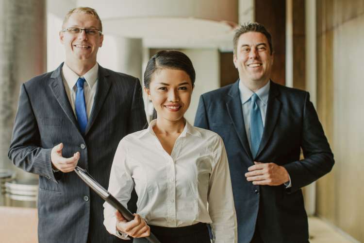 female manager leading her team by example