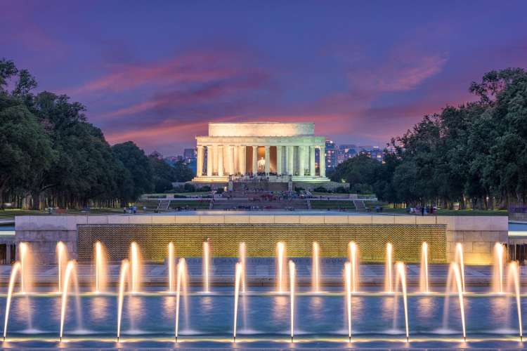 lincoln memorial lit up at night