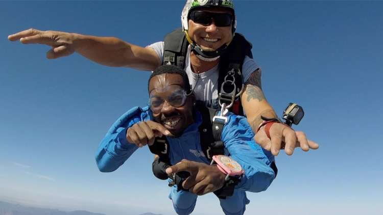 men skydiving