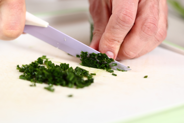 mincing chives