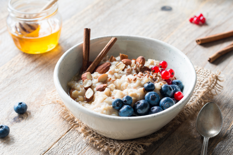 oatmeal with almonds, berries and cinnamon