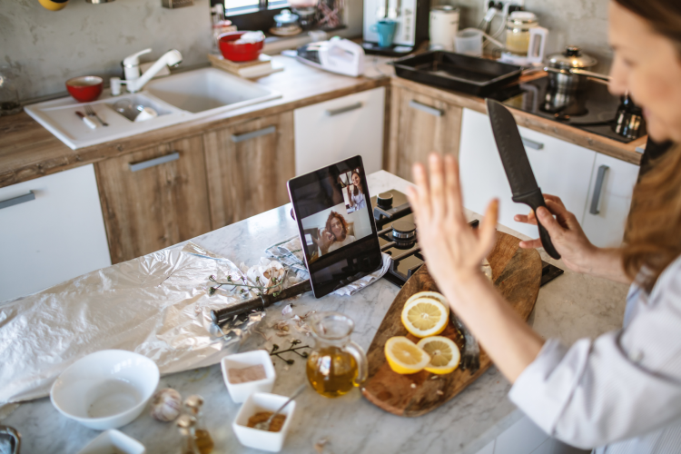 online cooking classes are a thoughtful long distance relationship gift