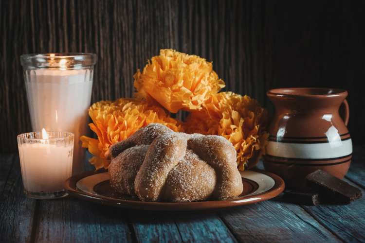 pan de muertos on an ofrenda