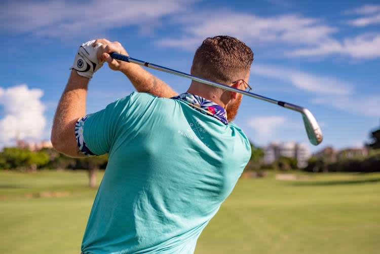 playing golf is a relaxing 40th birthday party idea