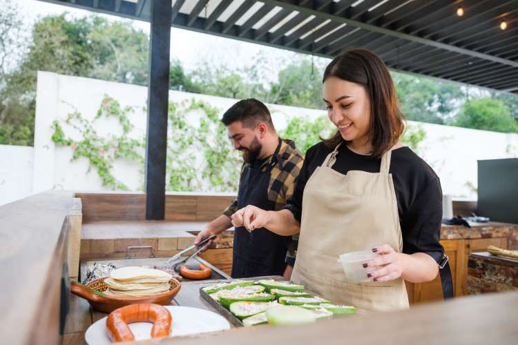 online cooking classes are a fun picnic date idea